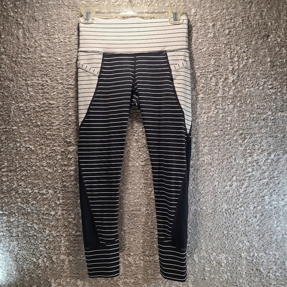 Athleta Stripe Relay Capri 2.0 Black White Size XS Back Zip Pocket Polyester